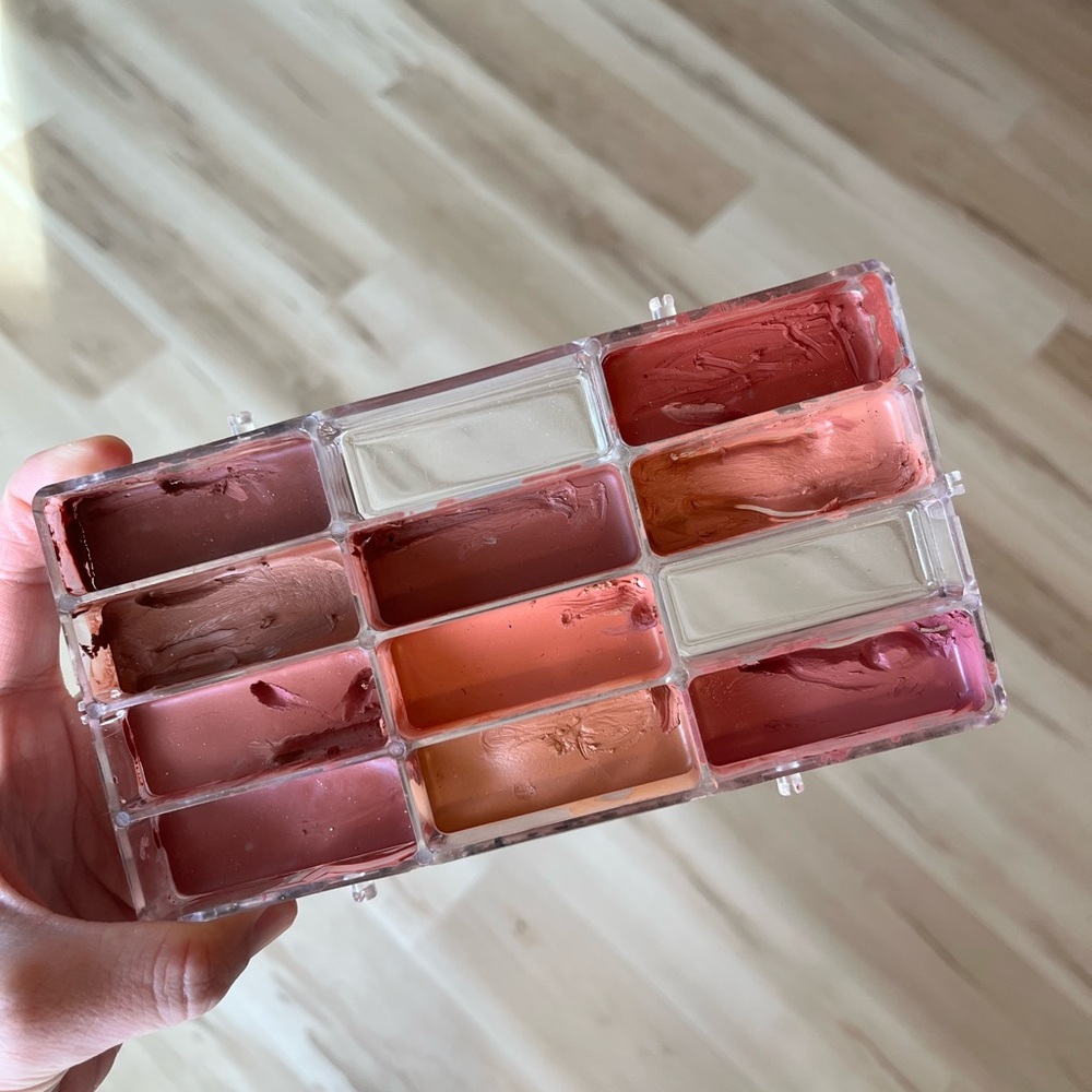 Custom lipstick palette